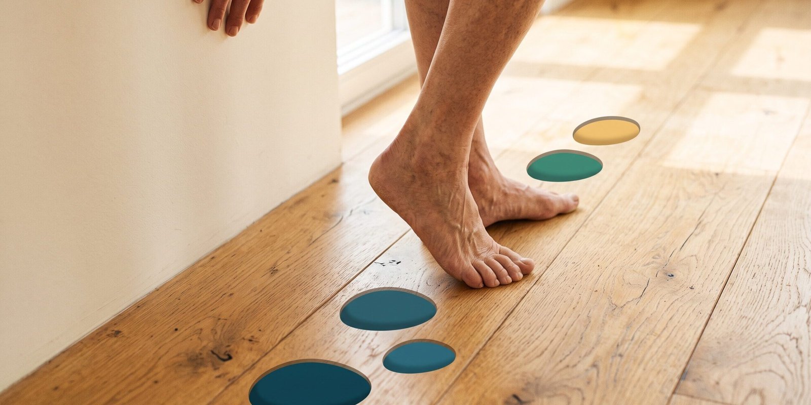 vestibularisneuritis-dauer-uebungen-gleichgewichtstraining.webp Vestibularisneuritis Übungen: Füße im Tandemstand an der Wand neben vier Trittsteinen symbolisieren den 4-Wochen-Plan der vestibulären Rehabilitation