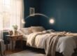 Schlaf am Wochenende nachholen: Schlafzimmer im Morgenlicht mit Wecker auf dem Nachttisch