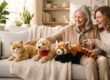 Interaktives Kuscheltier: Roboterkatze, Roboterhund und atmender Roter Panda auf einem Sofa neben einer älteren Frau und ihrer Tochter