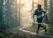 Läufer im Morgennebel – warum der Anfang beim Laufen anstrengend ist und der Körper Zeit zur Umstellung braucht