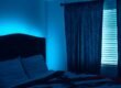 Dunkles Schlafzimmer bei Nacht – Symbolbild zu weniger als 5 Stunden Schlaf und Krankheitsrisiko