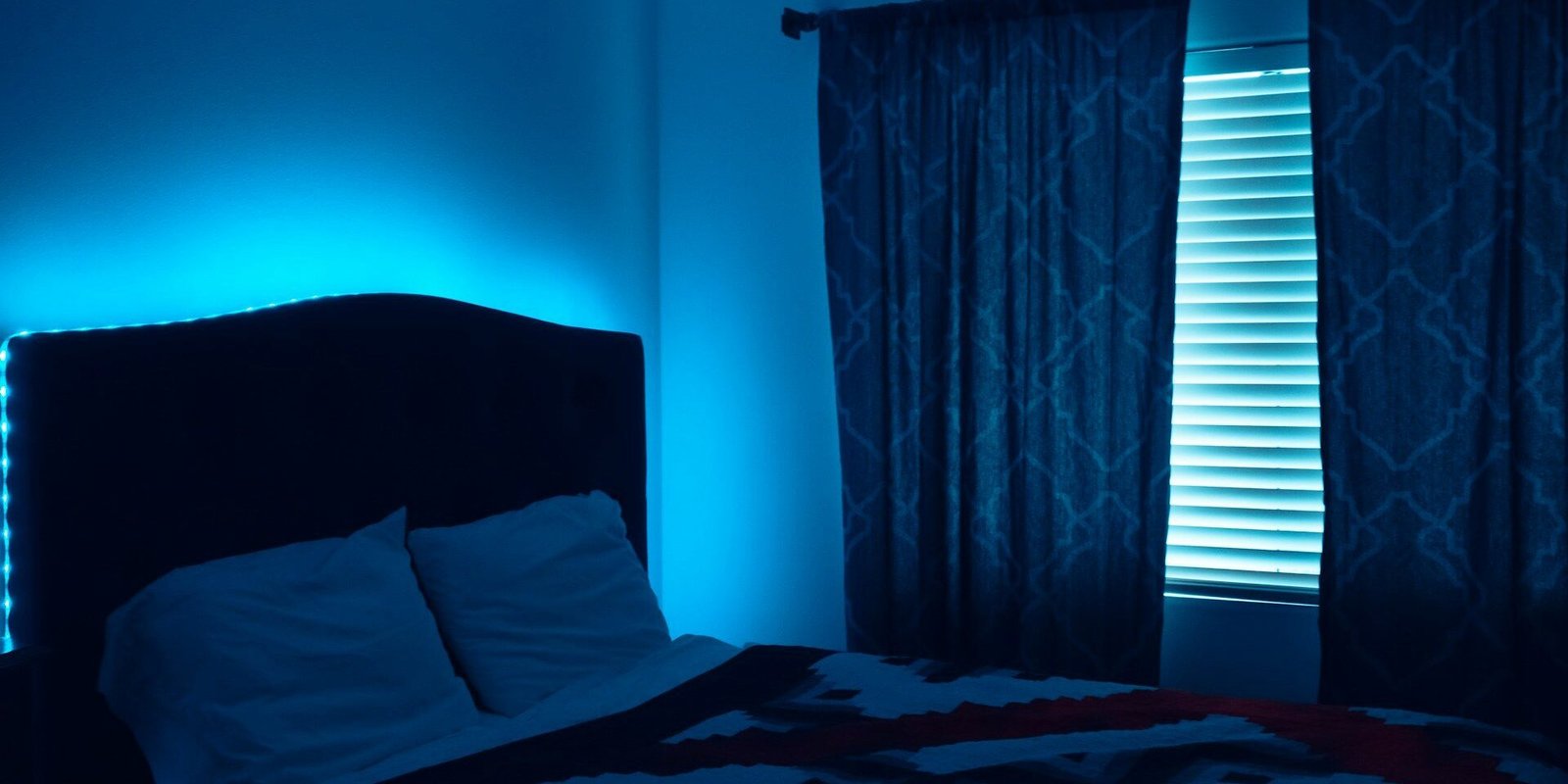 Weniger als 5 Stunden Schlaf – Symbolbild Dunkles Schlafzimmer bei Nacht – Symbolbild zu weniger als 5 Stunden Schlaf und Krankheitsrisiko