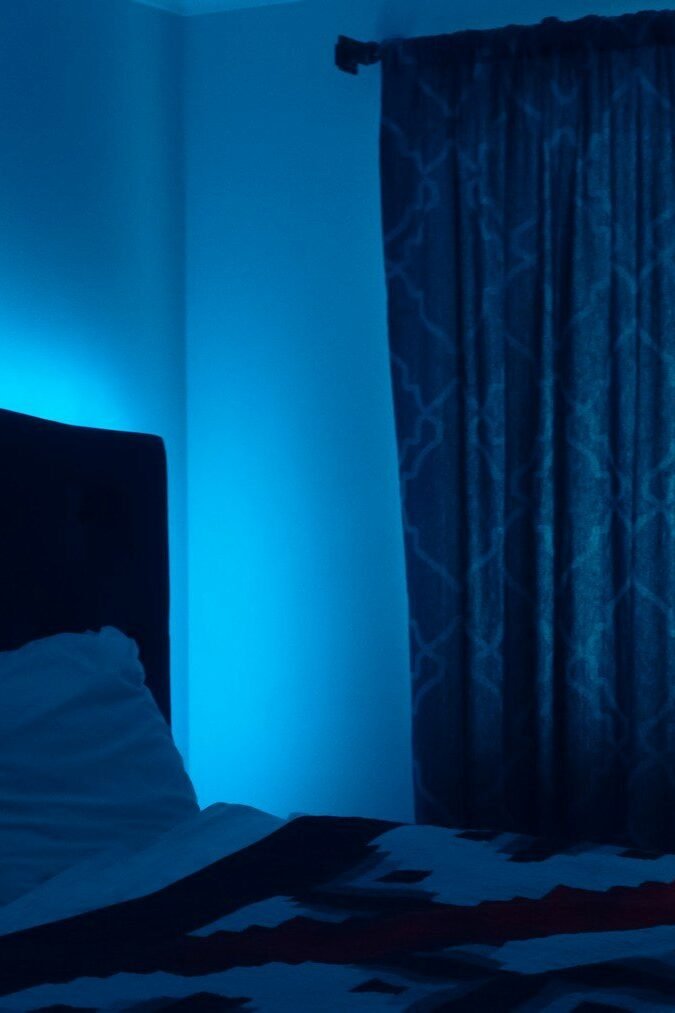 Dunkles Schlafzimmer bei Nacht – Symbolbild zu weniger als 5 Stunden Schlaf und Krankheitsrisiko